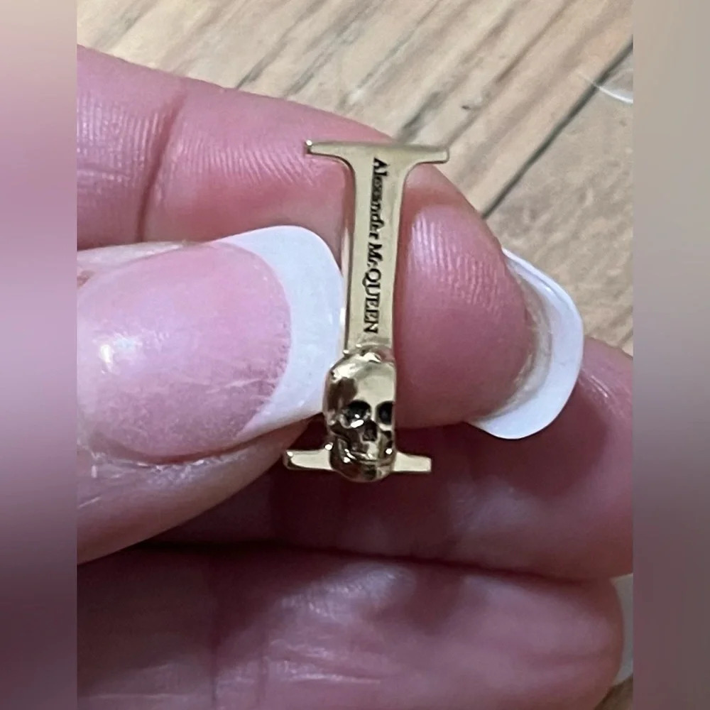 Alexander McQueen Alphabet Sneaker Charm in Gold "Letter I" (necklace) - Picture 3 of 7
